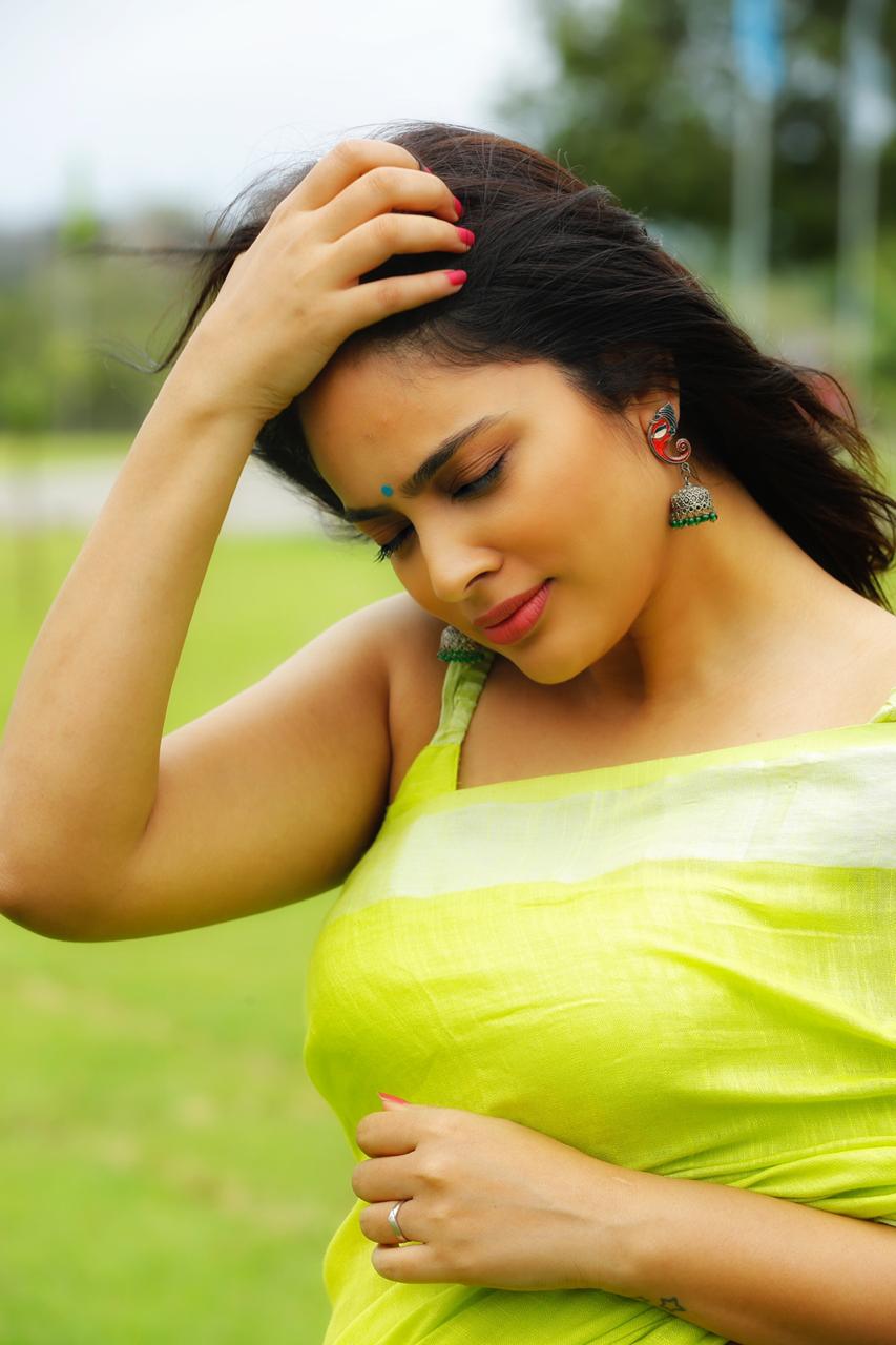 Nandita Swetha Too Hot to Handle in Sleeveless Blouse