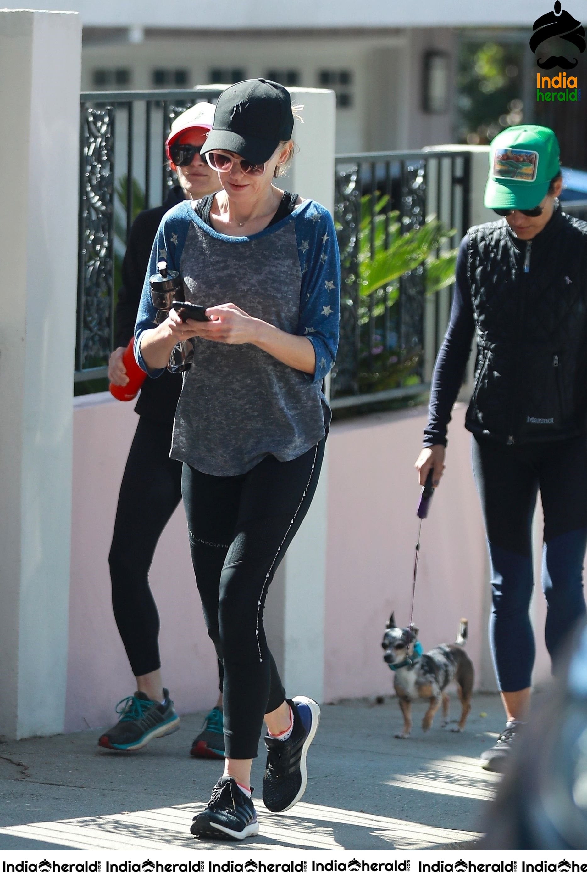 Naomi Watts breaks Coronvirus Lockdown and takes a walk in Los Angeles