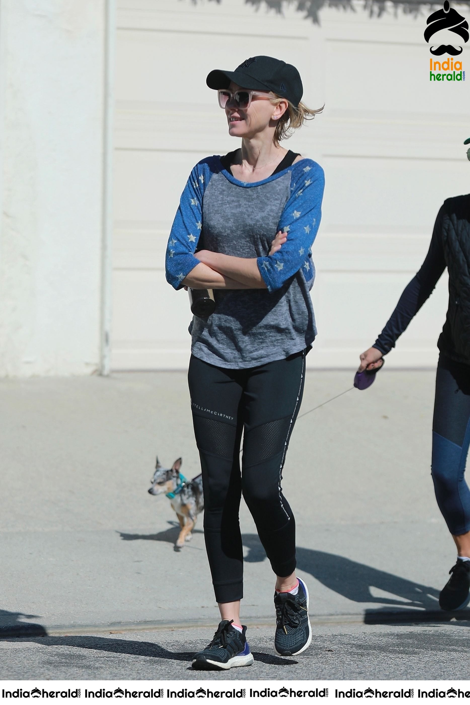 Naomi Watts breaks Coronvirus Lockdown and takes a walk in Los Angeles