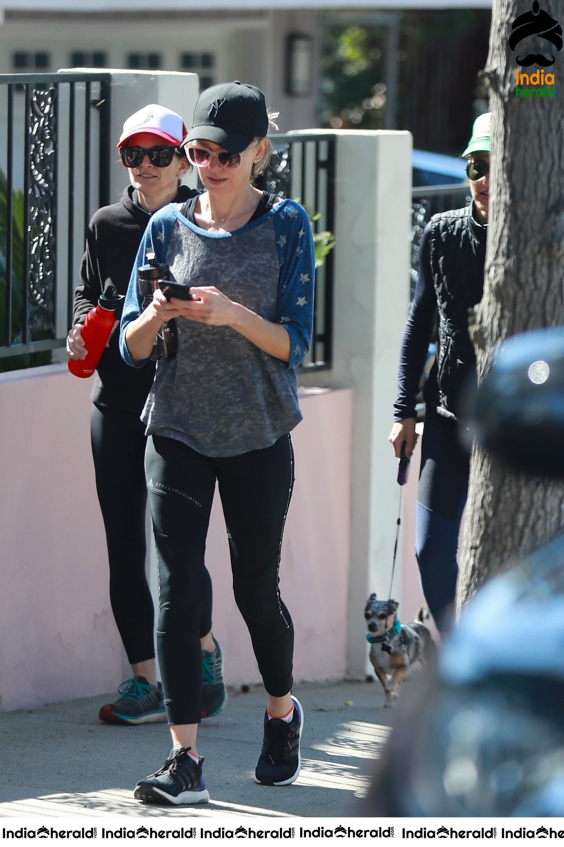 Naomi Watts breaks Coronvirus Lockdown and takes a walk in Los Angeles