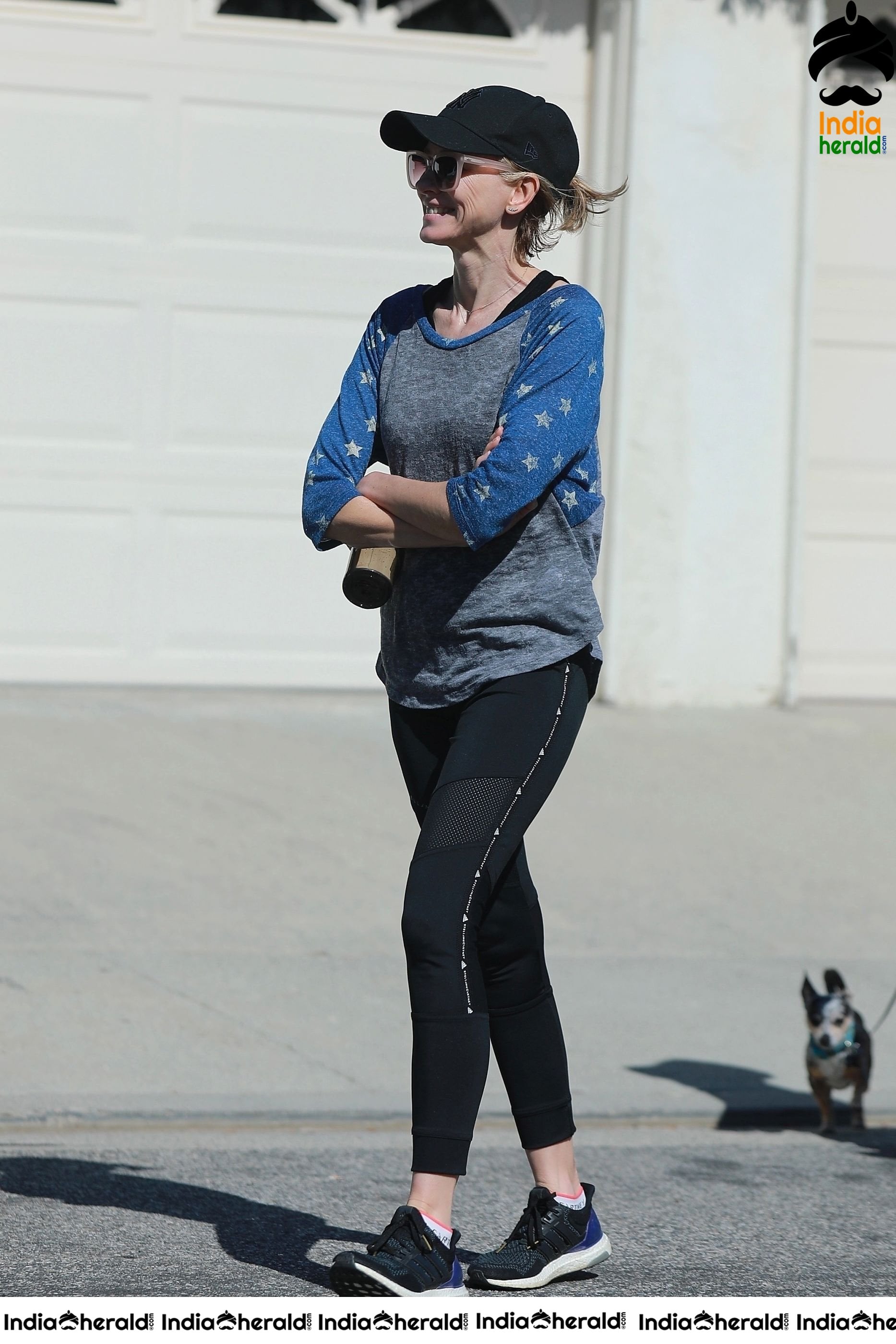Naomi Watts breaks Coronvirus Lockdown and takes a walk in Los Angeles