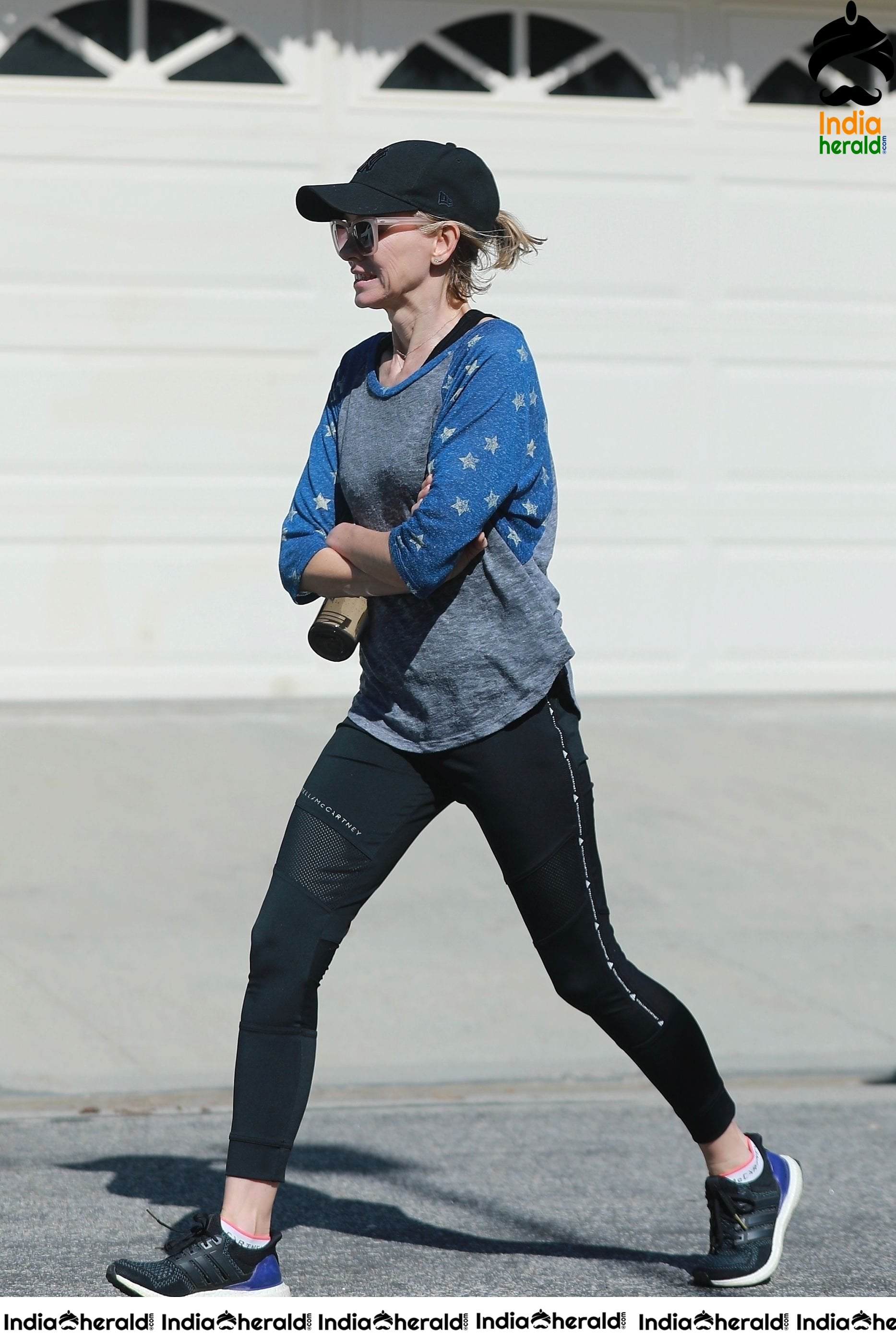 Naomi Watts breaks Coronvirus Lockdown and takes a walk in Los Angeles