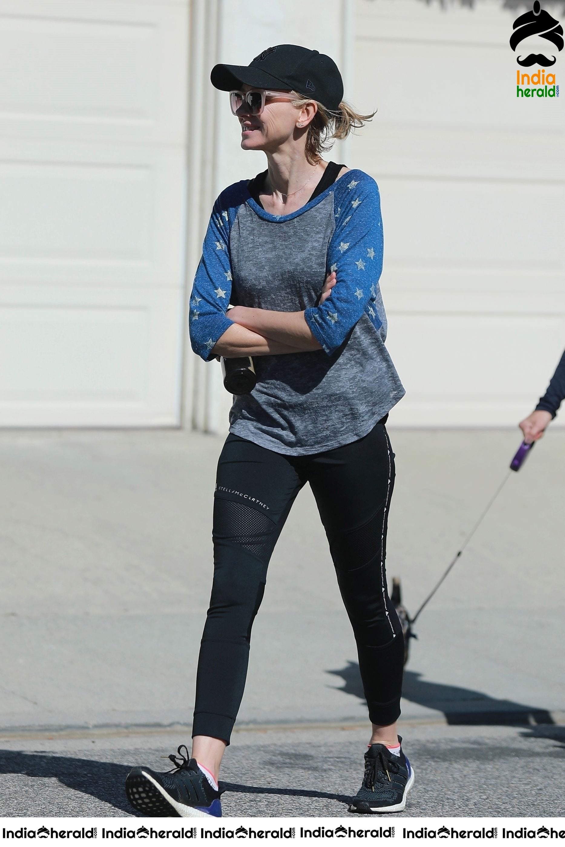 Naomi Watts breaks Coronvirus Lockdown and takes a walk in Los Angeles