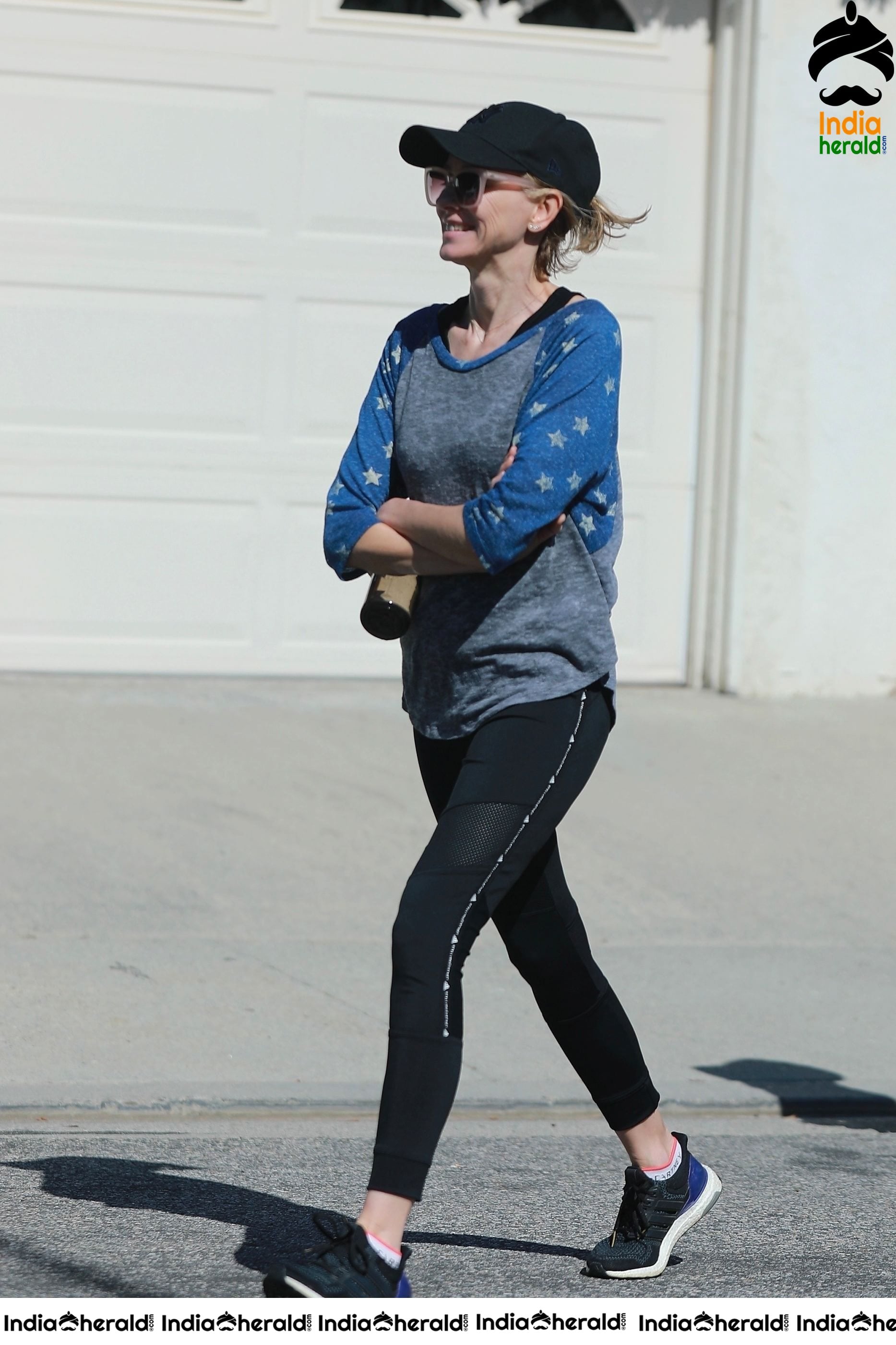 Naomi Watts breaks Coronvirus Lockdown and takes a walk in Los Angeles