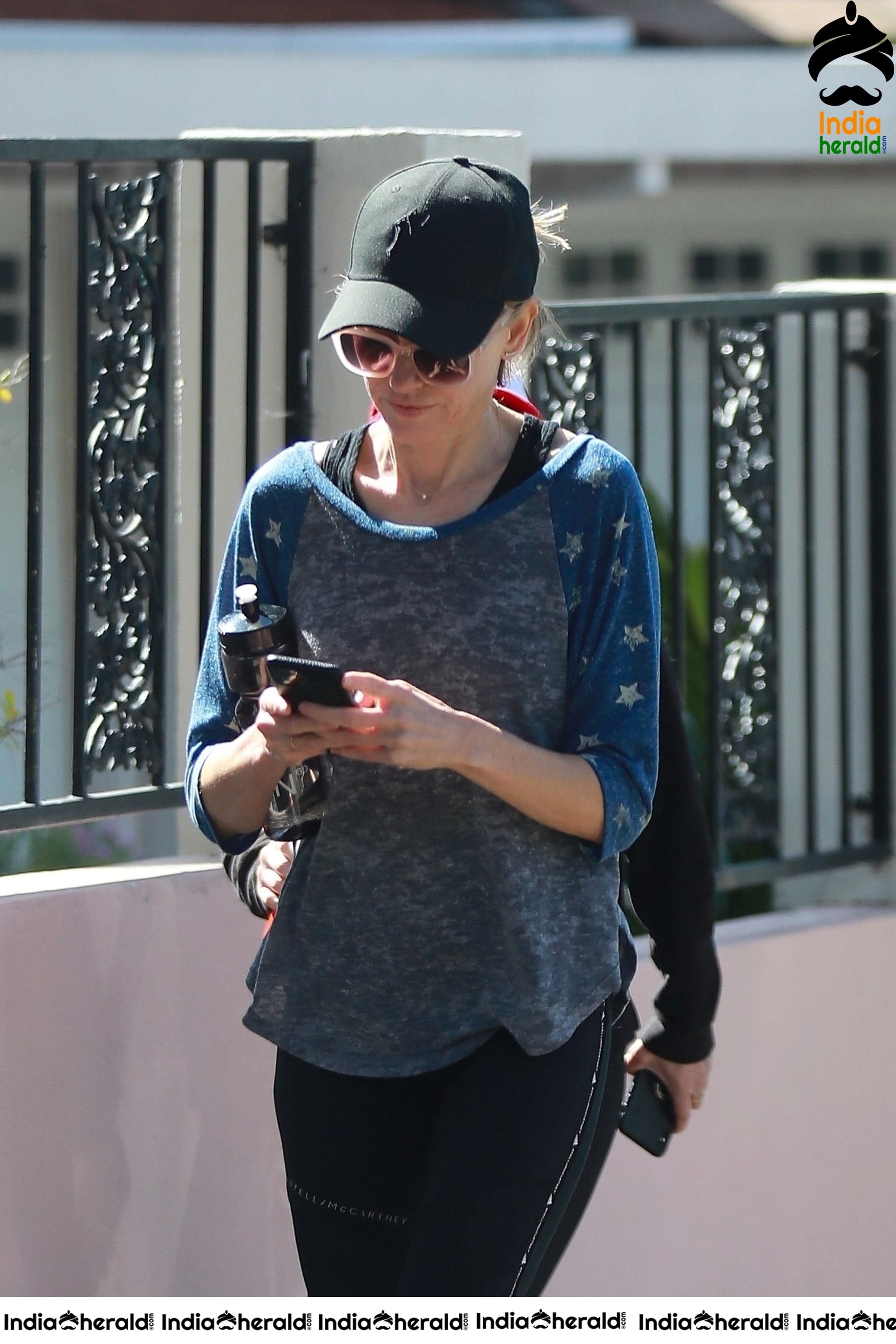 Naomi Watts breaks Coronvirus Lockdown and takes a walk in Los Angeles