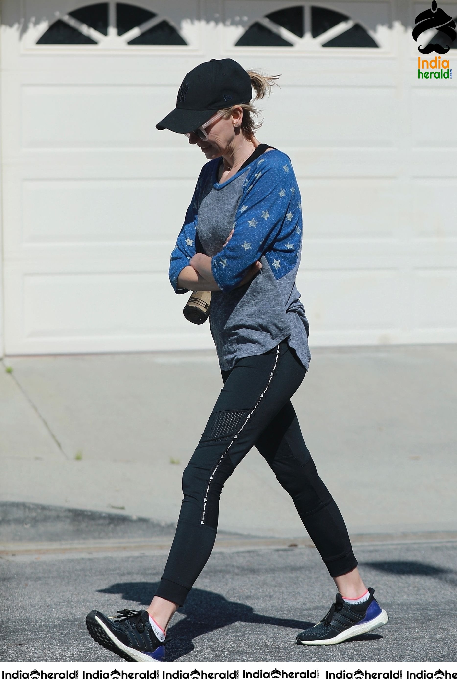 Naomi Watts breaks Coronvirus Lockdown and takes a walk in Los Angeles