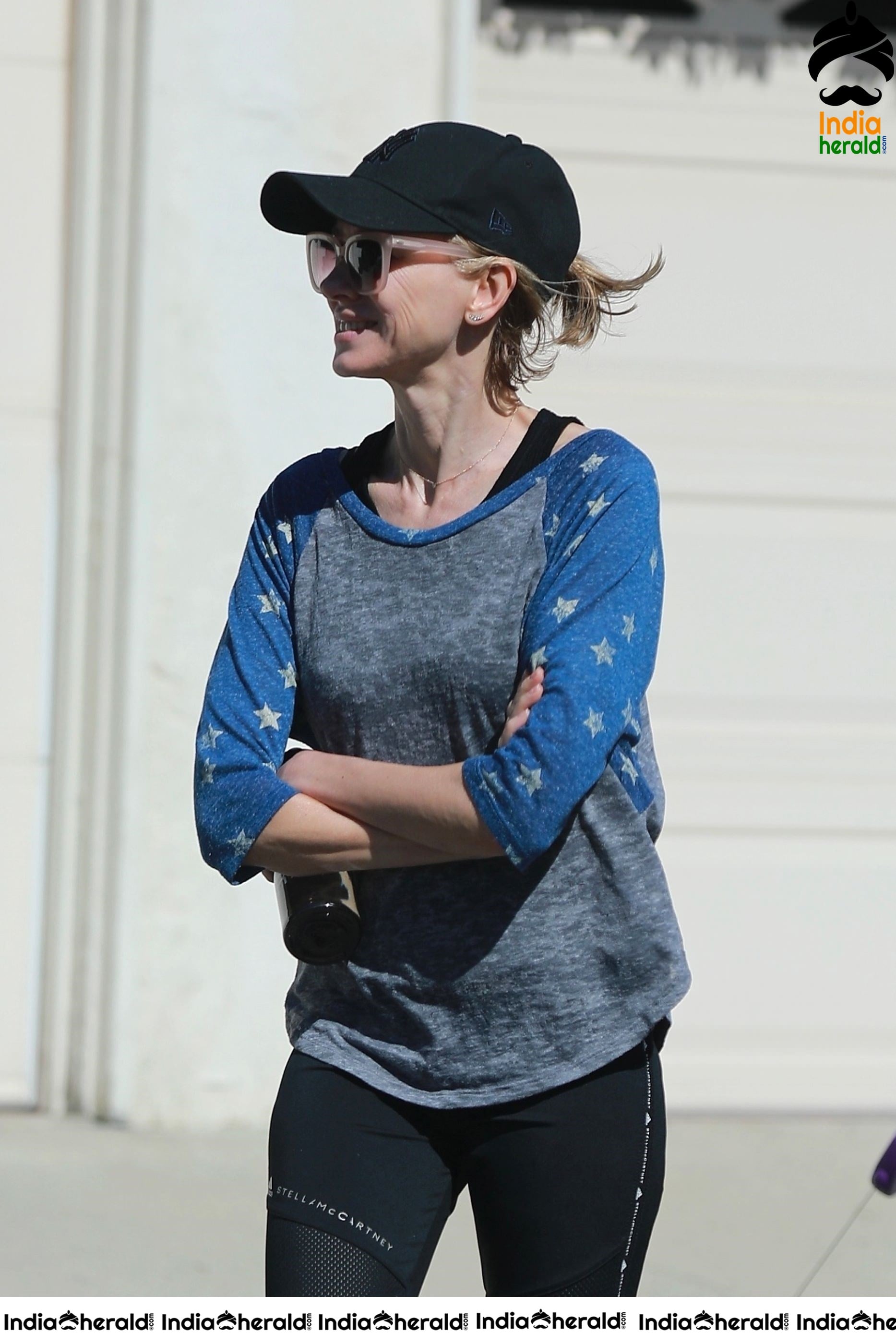 Naomi Watts breaks Coronvirus Lockdown and takes a walk in Los Angeles