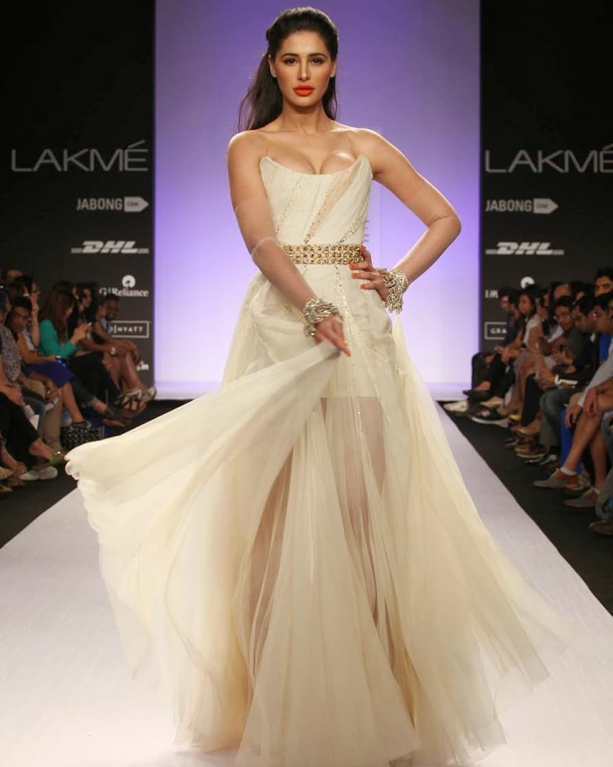 Nargis Shows Off Her Assets During Lakme Fashion Week