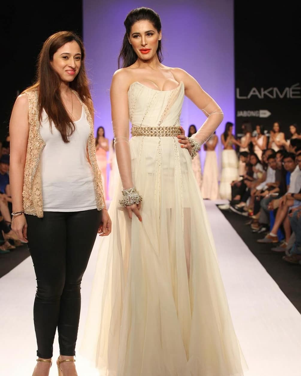 Nargis Shows Off Her Assets During Lakme Fashion Week