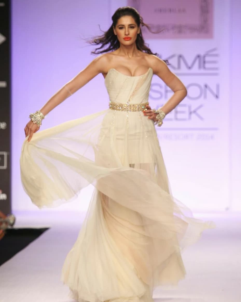 Nargis Shows Off Her Assets During Lakme Fashion Week