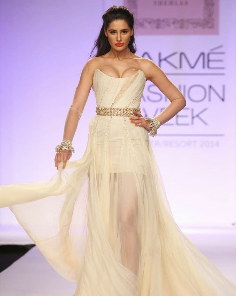 Nargis Shows Off Her Assets During Lakme Fashion Week