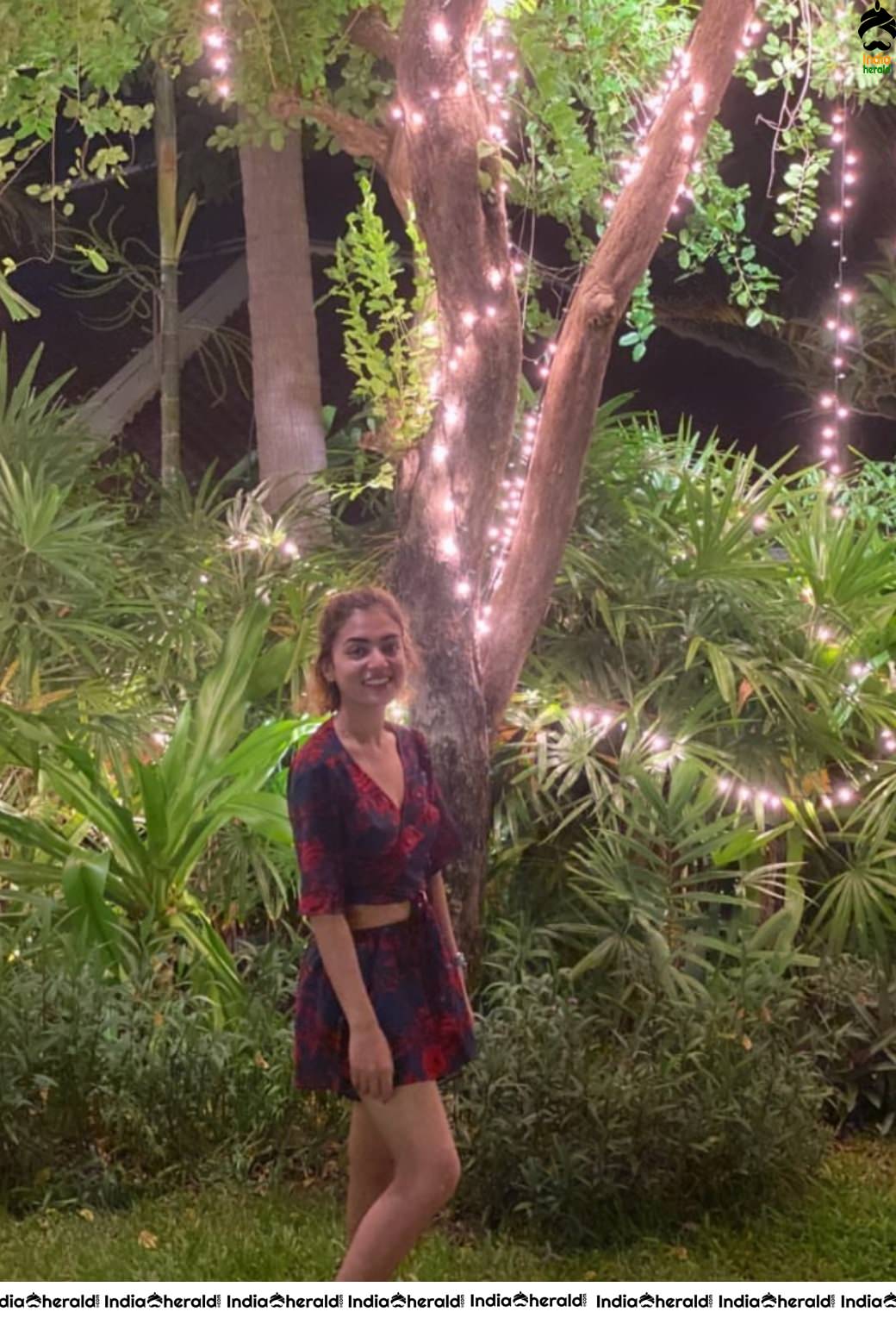 Nazriya Nazim exposes her Sexy waistline and Slim thighs in these Hot Photos