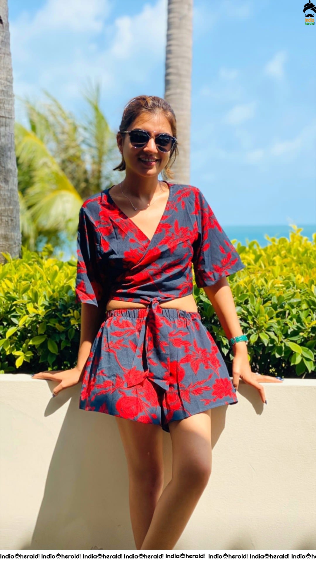 Nazriya Nazim exposes her Sexy waistline and Slim thighs in these Hot Photos