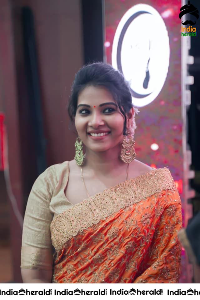 News Reader cum Actress Dhivya Duraiswamy Hot and Cute Photos Collection Set 1