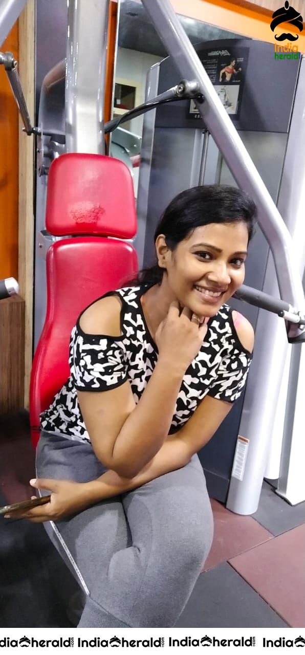 News Reader cum Actress Dhivya Duraiswamy Hot and Cute Photos Collection Set 2