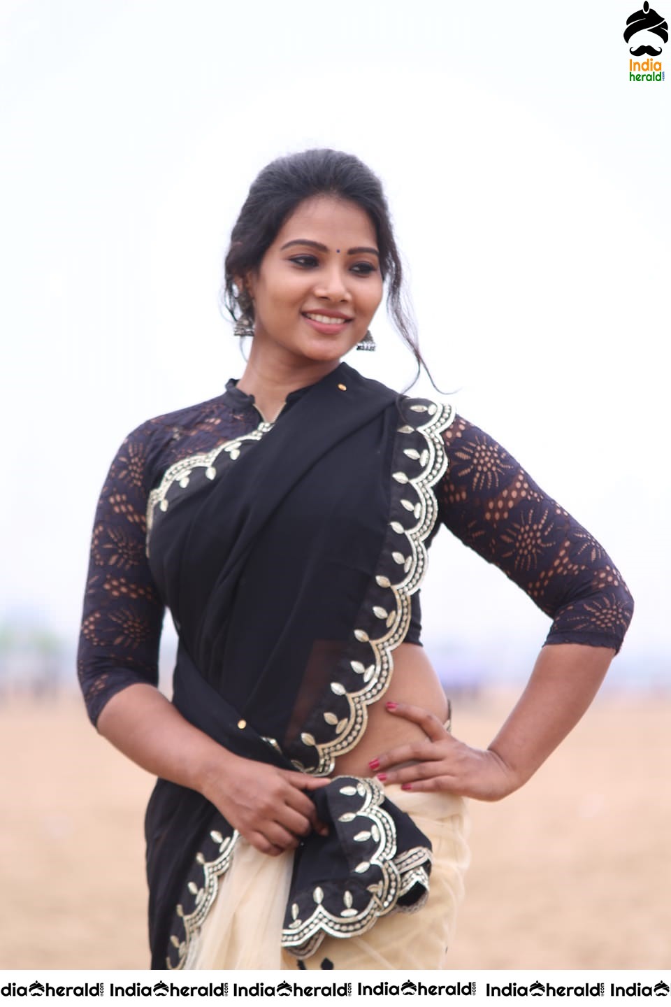 News Reader cum Actress Dhivya Duraiswamy Hot and Cute Photos Collection Set 3