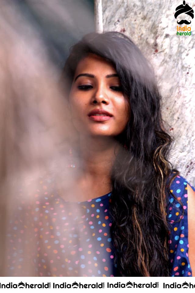 News Reader cum Actress Dhivya Duraiswamy Hot and Cute Photos Collection Set 3