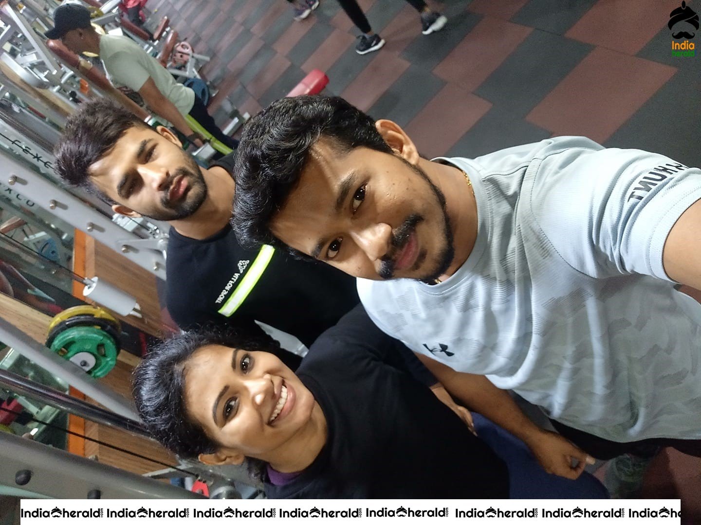 News Reader cum Actress Dhivya Duraiswamy Hot and Cute Photos Collection Set 3