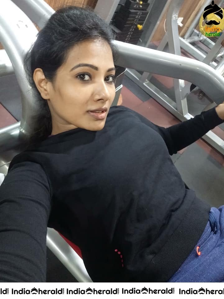 News Reader cum Actress Dhivya Duraiswamy Hot and Cute Photos Collection Set 3