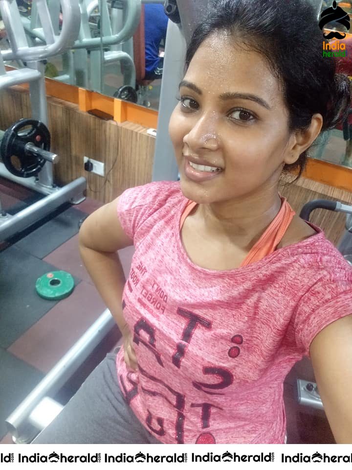 News Reader cum Actress Dhivya Duraiswamy Hot and Cute Photos Collection Set 3