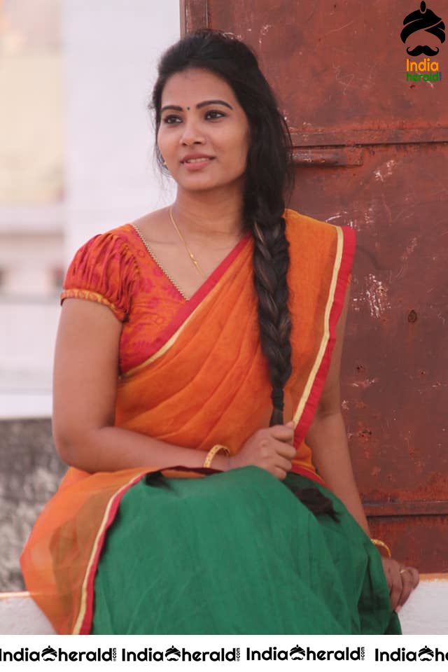 News Reader cum Actress Dhivya Duraiswamy Hot and Cute Photos Collection Set 4