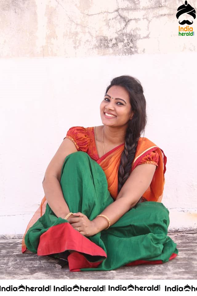News Reader cum Actress Dhivya Duraiswamy Hot and Cute Photos Collection Set 4