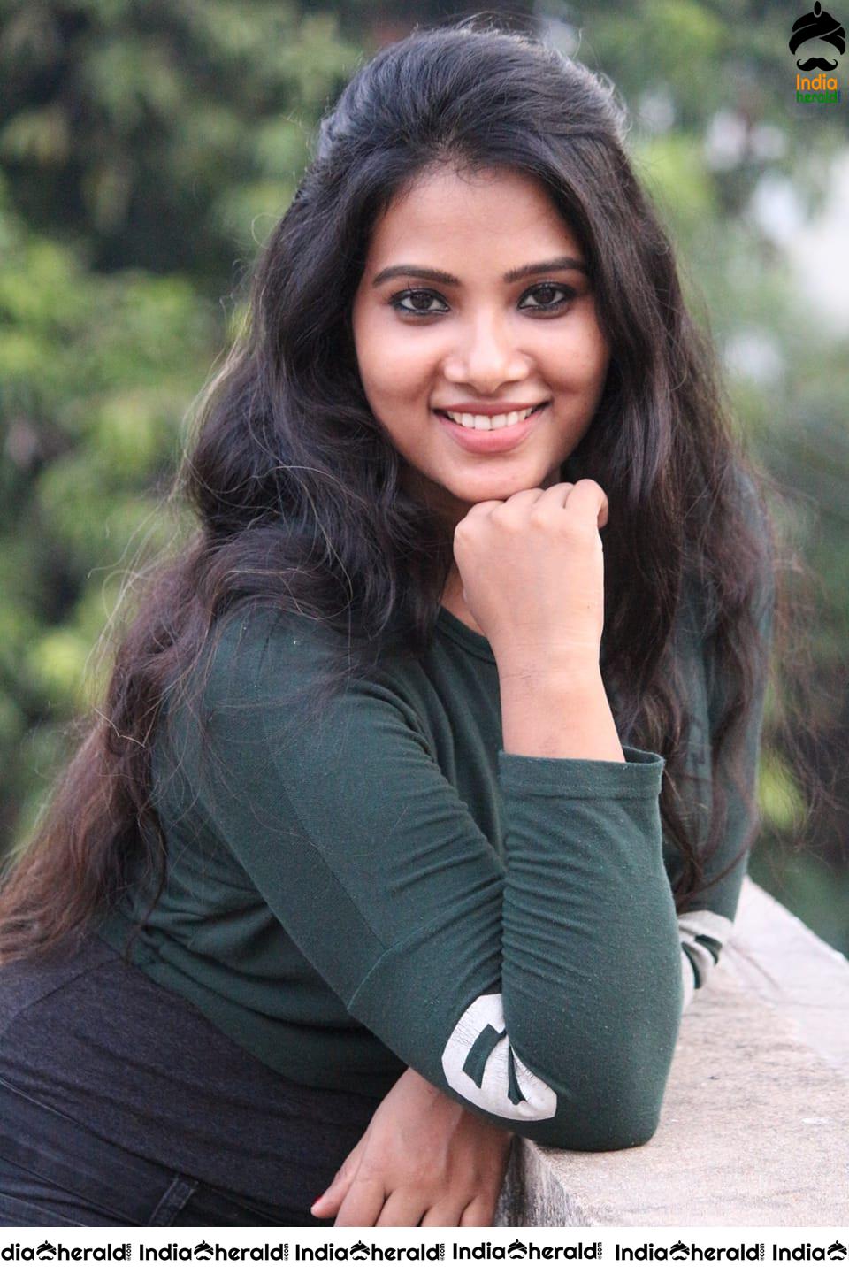 News Reader cum Actress Dhivya Duraiswamy Hot and Cute Photos Collection Set 5
