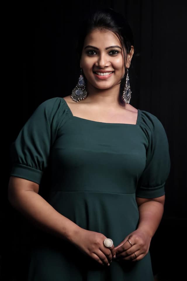 News Reader Dhivya Duraisamy Hot Photos Set 2