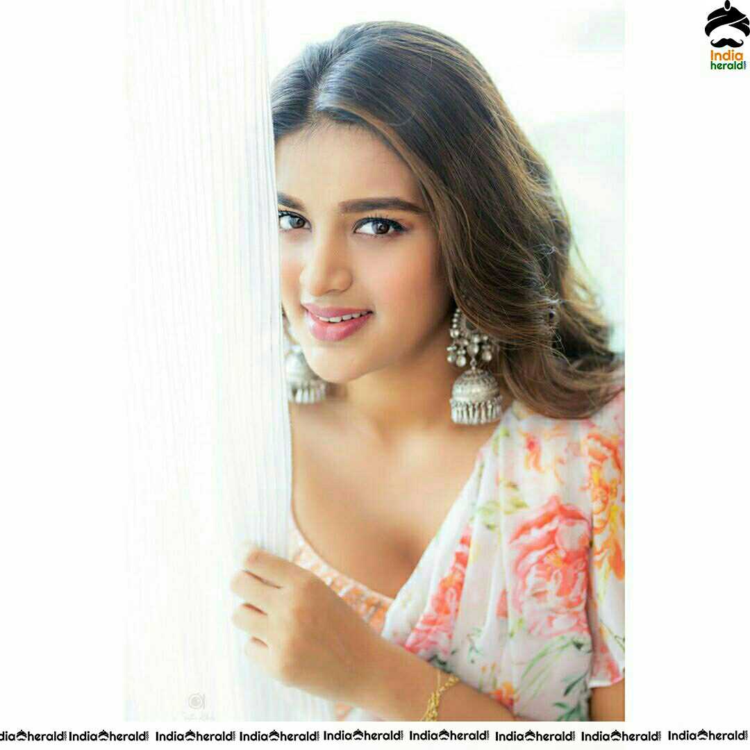 Niddhi Agerwal Hot In Sleeveless Blouse And White Transparent Saree