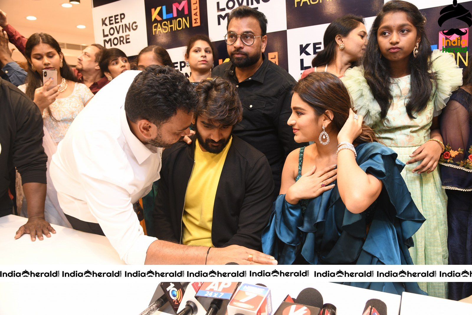 Nidhhi Agerwal launch KLM Shopping mall at Secunderabad Set 4