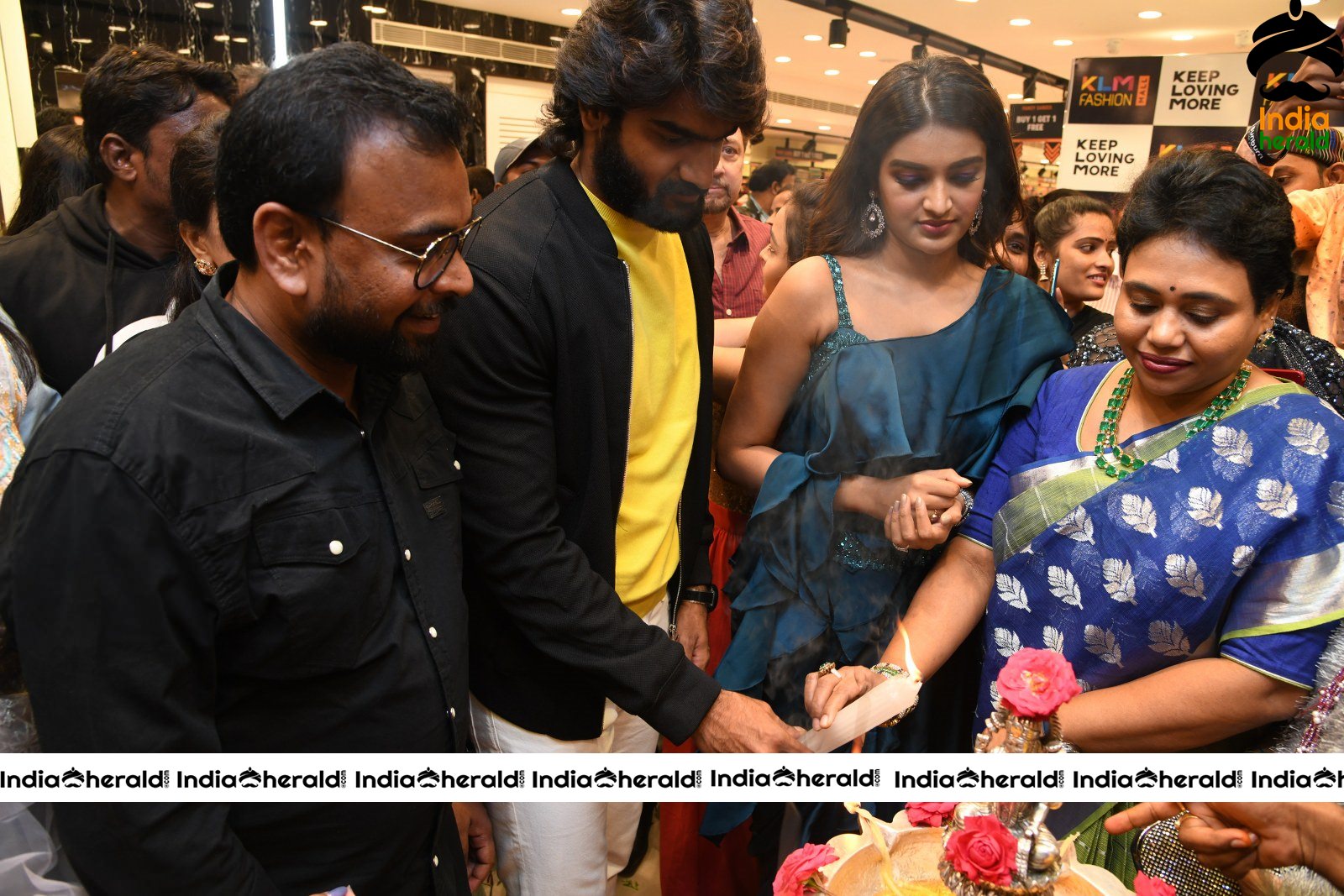Nidhhi Agerwal launch KLM Shopping mall at Secunderabad Set 4