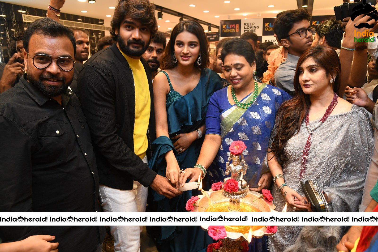 Nidhhi Agerwal launch KLM Shopping mall at Secunderabad Set 4