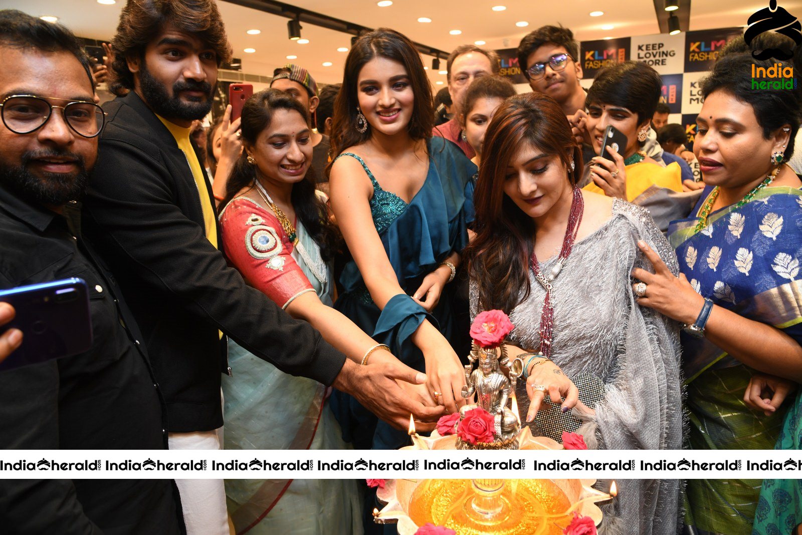 Nidhhi Agerwal launch KLM Shopping mall at Secunderabad Set 4