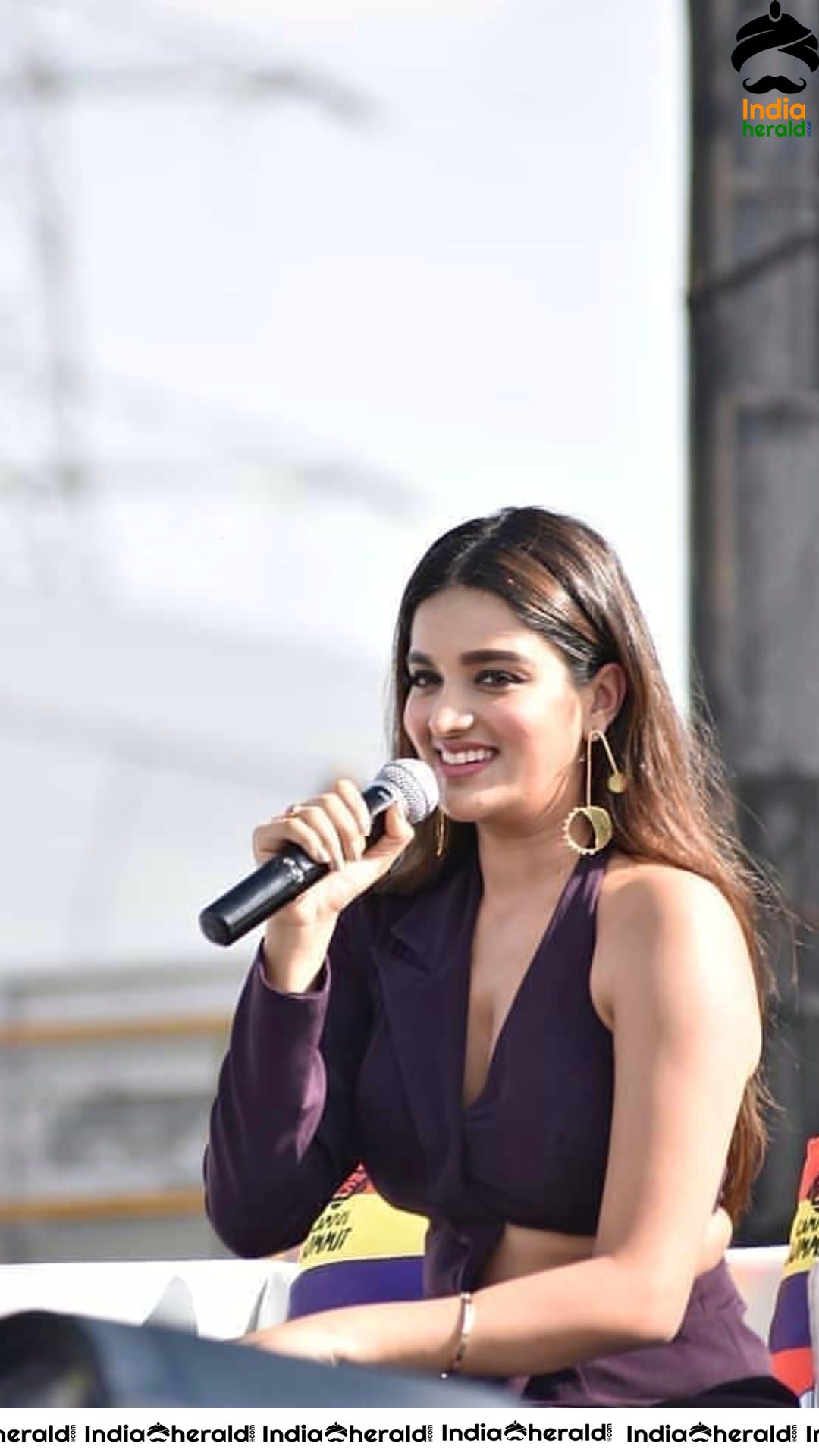 Nidhhi Agerwal shows her Hot Cleavage and Fleshy Waist during Interactive Session Set 1