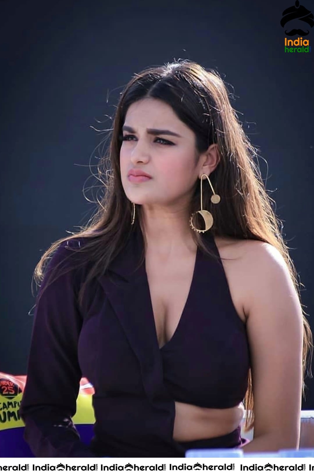 Nidhhi Agerwal shows her Hot Cleavage and Fleshy Waist during Interactive Session Set 2