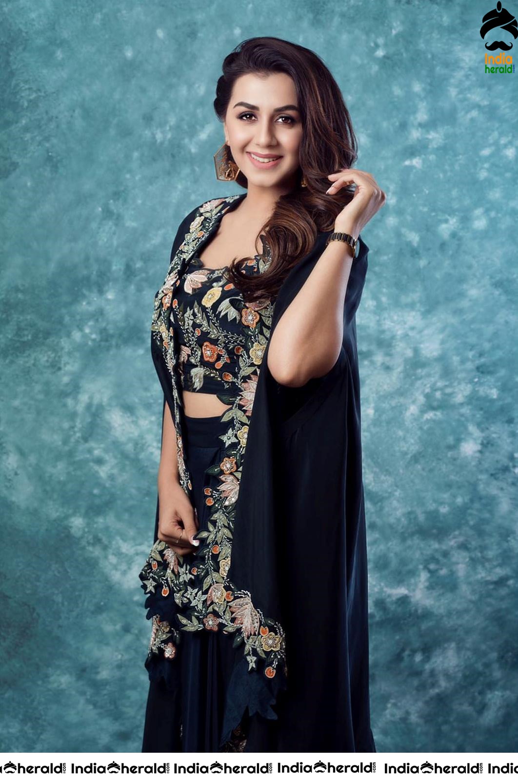 Nikki Galrani Latest Hot Candid Clicks Set 1