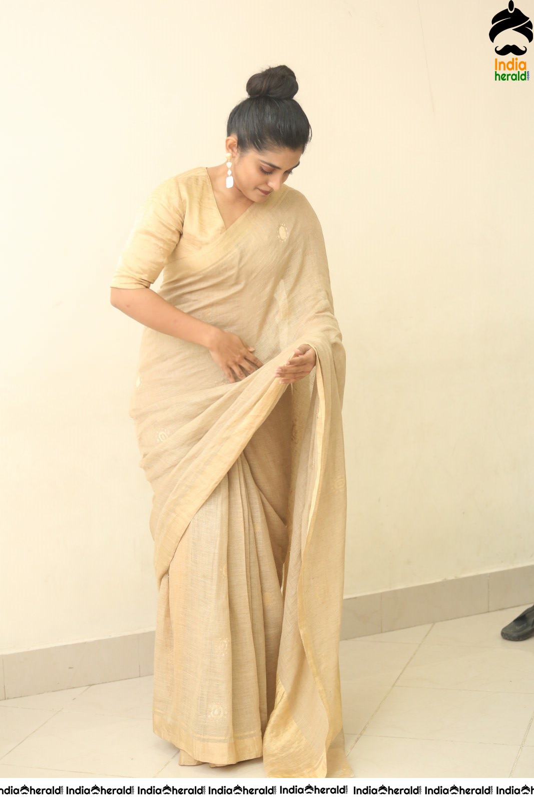 Nivetha Thomas Latest Hot Stills in Saree Set 1