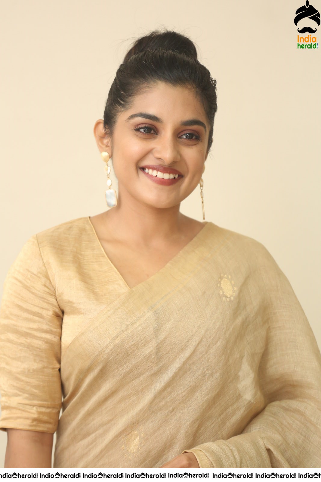 Nivetha Thomas Latest Hot Stills in Saree Set 1