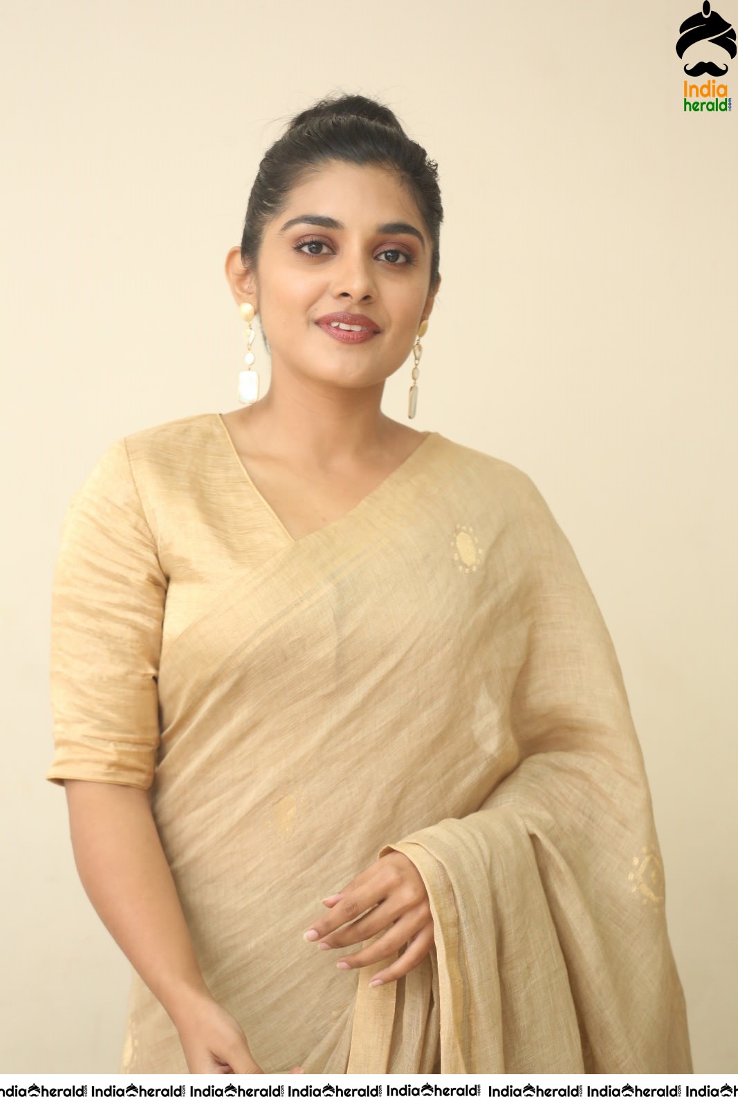 Nivetha Thomas Latest Hot Stills in Saree Set 1