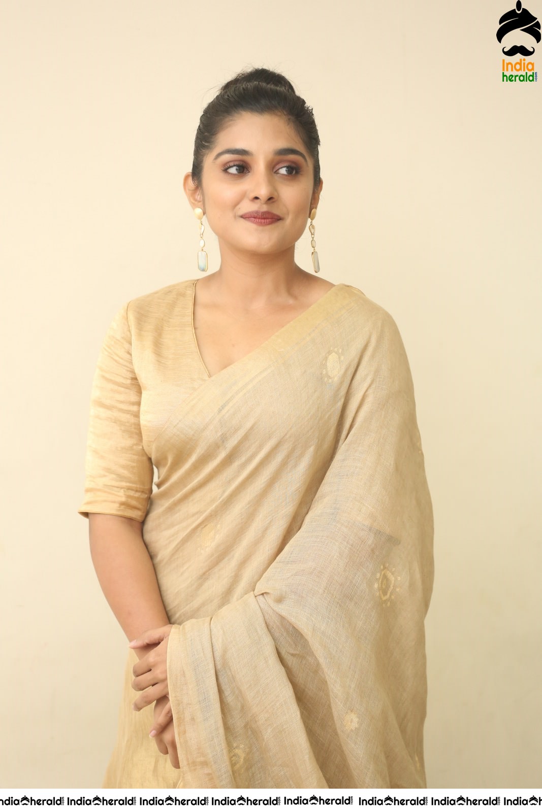 Nivetha Thomas Latest Hot Stills in Saree Set 2