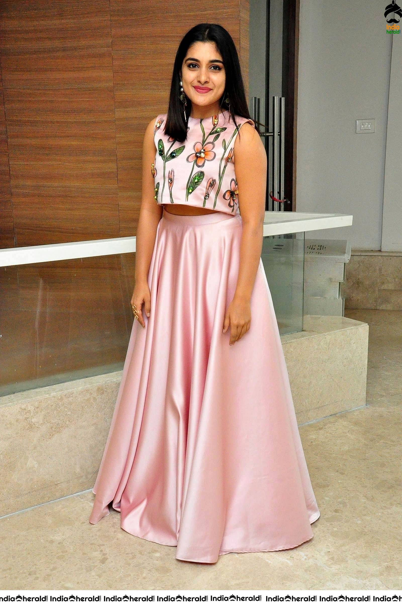 Nivetha Thomas Recent Photo Clicks revealing her Hot waistline