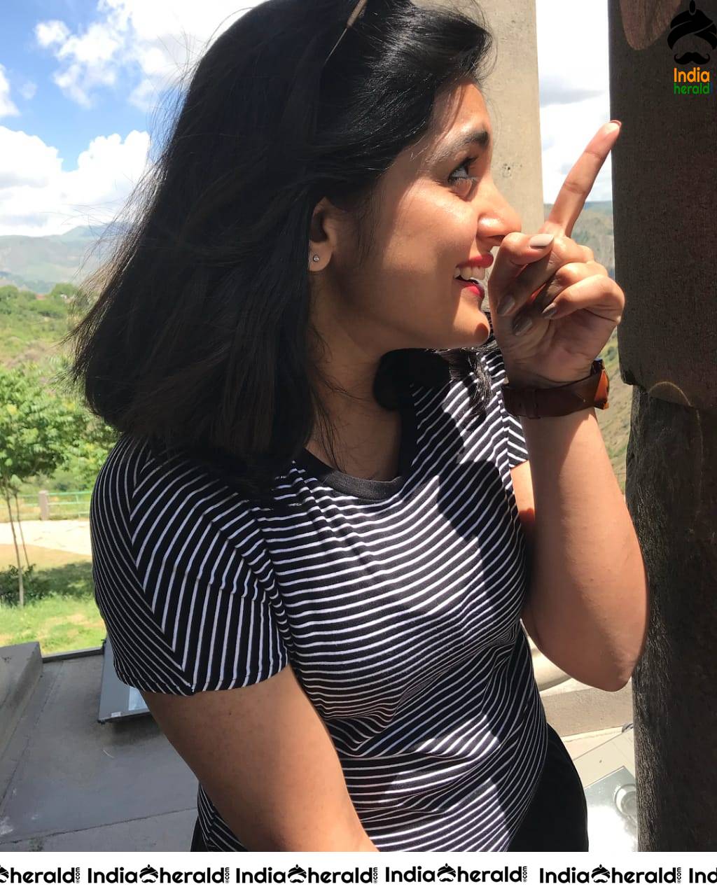 Nivetha Thomas Recent Photo Clicks revealing her Hot waistline