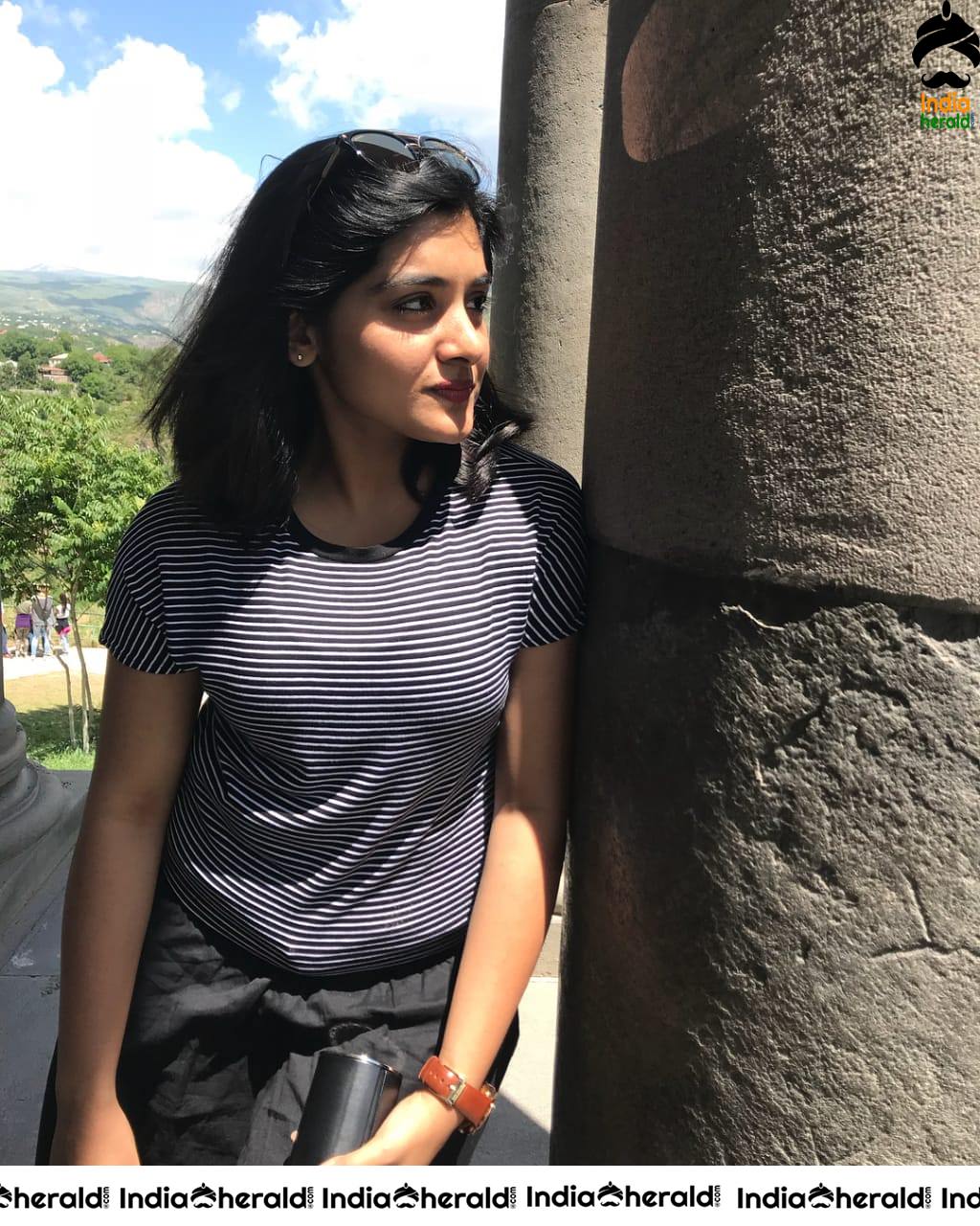 Nivetha Thomas Recent Photo Clicks revealing her Hot waistline