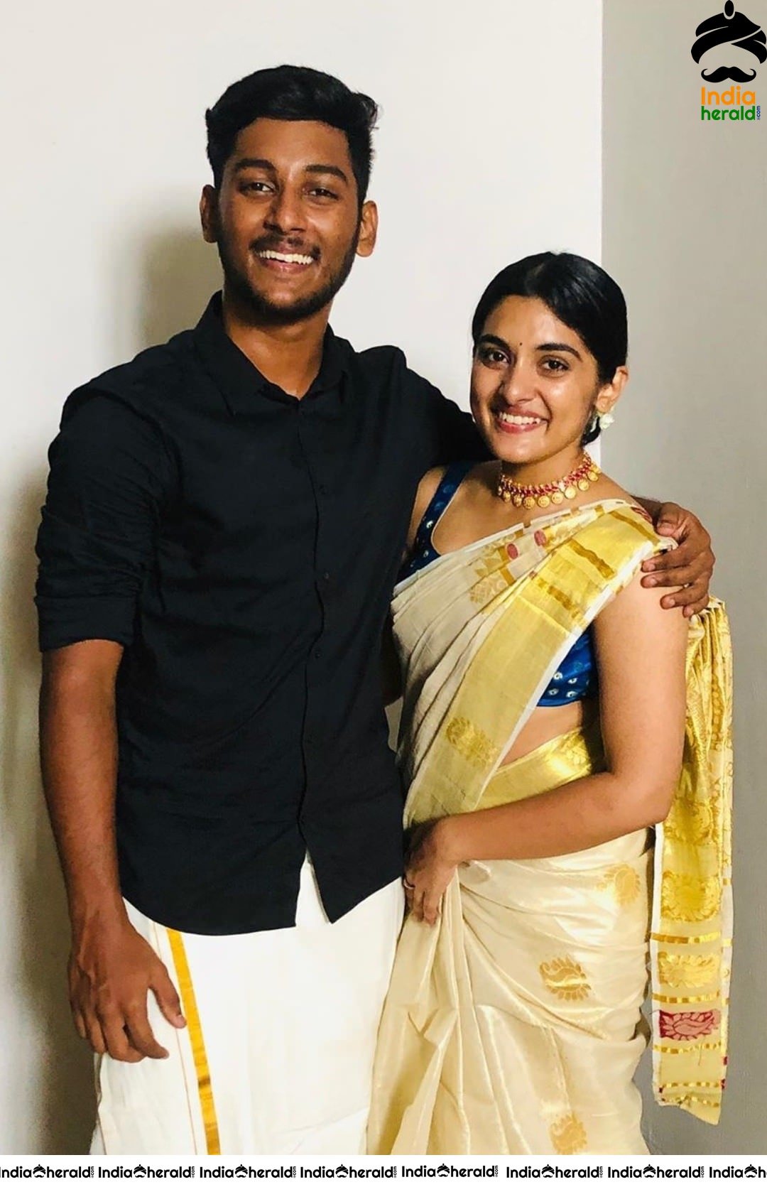 Nivetha Thomas Too Hot In Sleeveless Blouse And Onam Saree