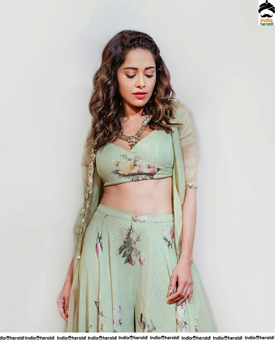 Nushrat Bharucha Shows Her Sexy Waist Line In Green Attire