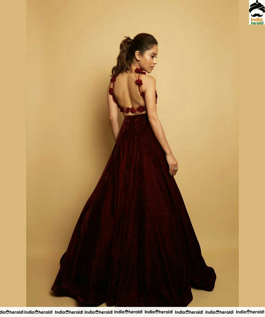 Nushrat Shows her tiny waistline and teases us