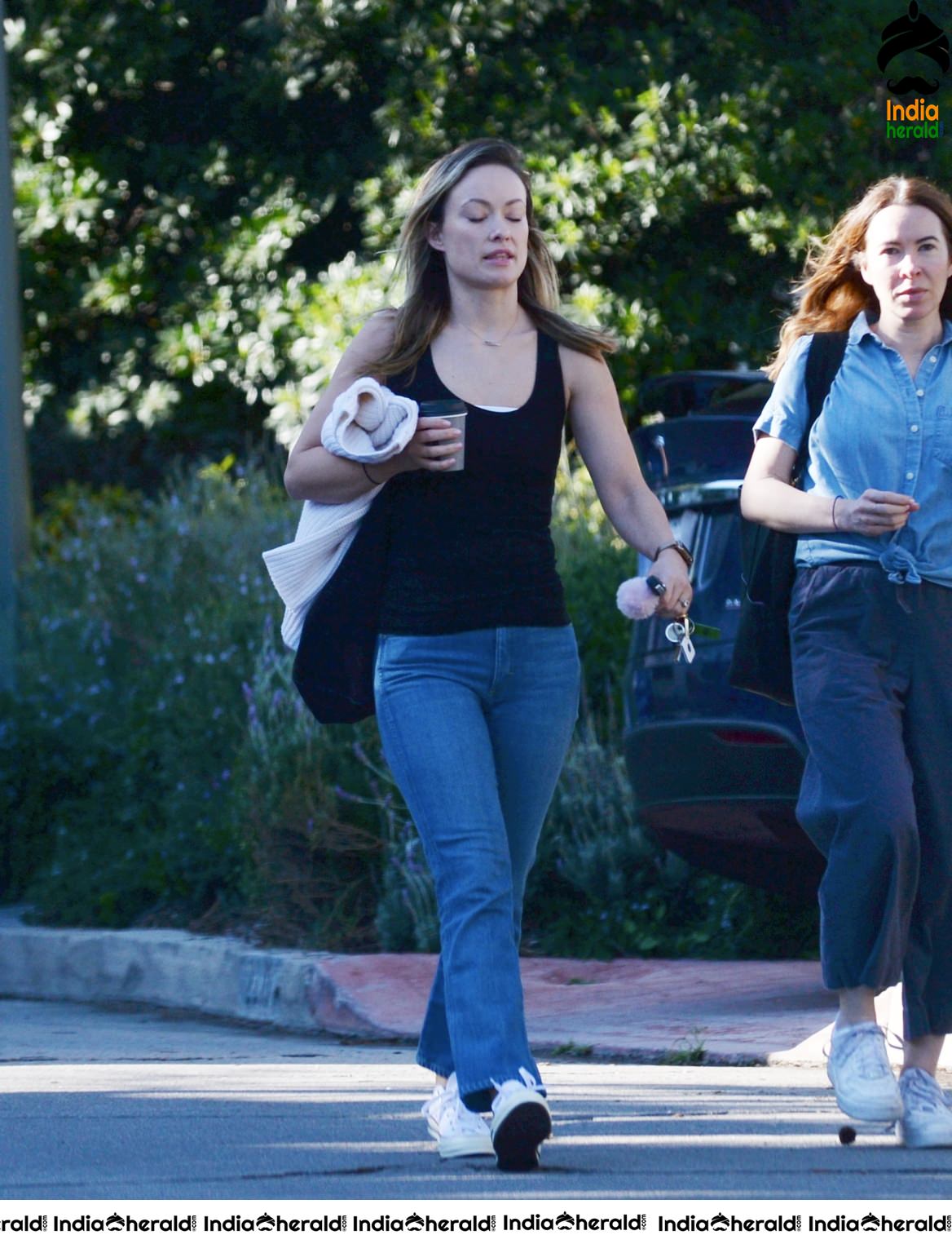 Olivia Wilde caught by Paparazzi while she was out for coffee in Los Angeles