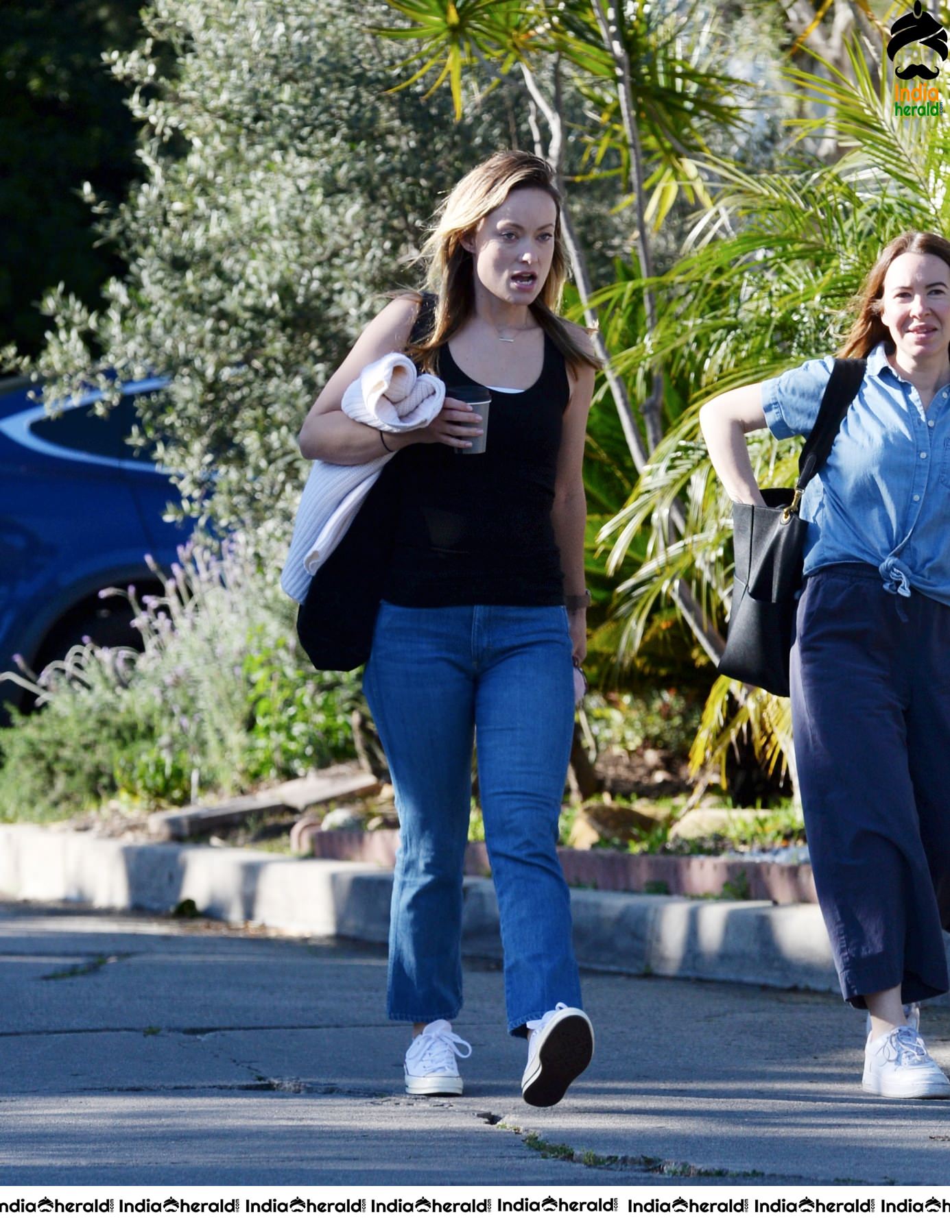 Olivia Wilde caught by Paparazzi while she was out for coffee in Los Angeles