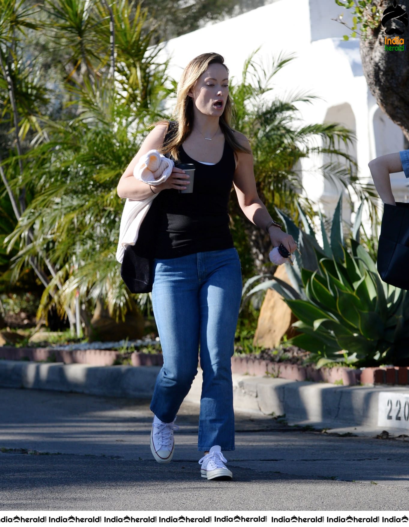 Olivia Wilde caught by Paparazzi while she was out for coffee in Los Angeles