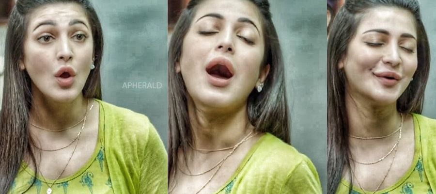 Oops Shameless Hot photos of Shruti Hassan captured in public